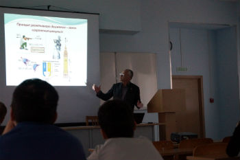 В МАИ школьникам рассказали о двигателях